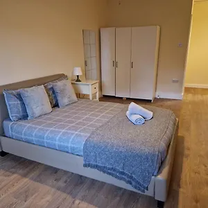 Affordable In Shared Flat, Bridge Habitación en casa particular Londres